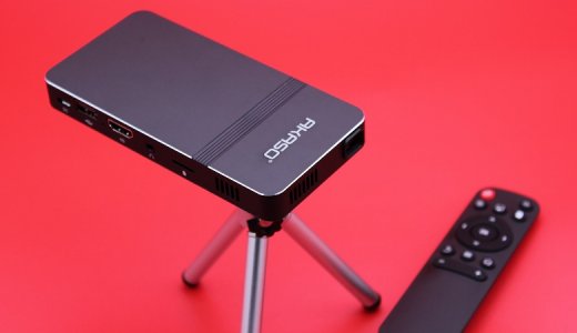 【AKASO ミニビデオプロジェクター レビュー】HDMIやWi-Fi接続など各種デバイスからの入力に対応し、高精細大画面出力できるコンパクト＆軽量なモバイルプロジェクター