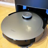 【ECOVACS DEEBOT X1 TURBO レビュー】水換えの手間が激減！水拭き＆吸引掃除とモップの洗浄まで自動化された音声アシスタントYIKO搭載のハイエンドロボット掃除機